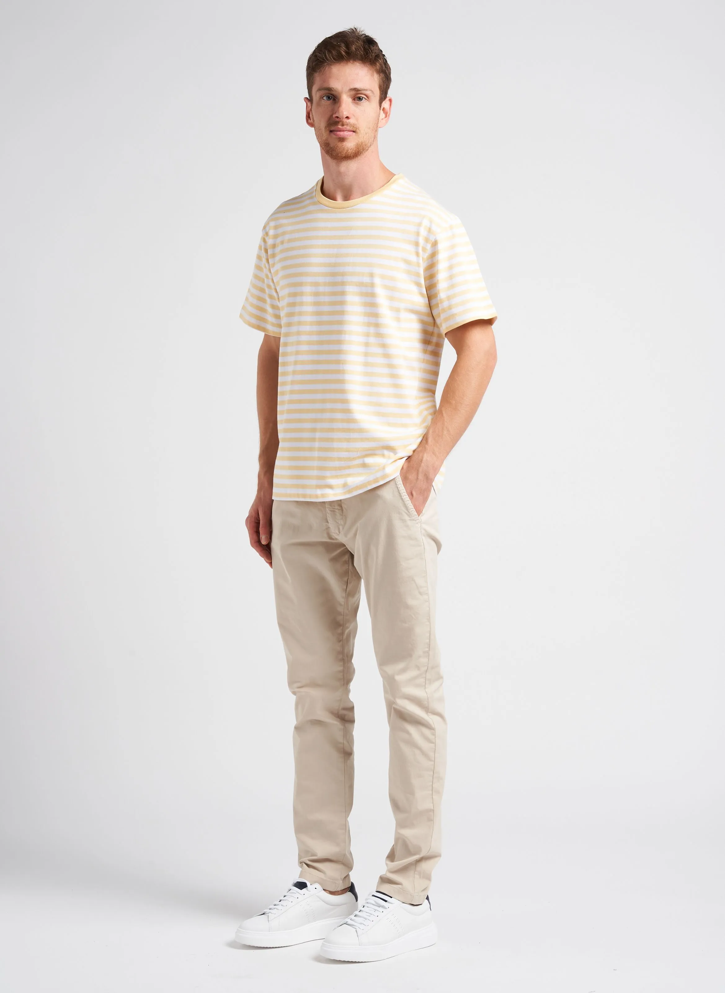 Pantalón chino regular fit de algodón elástico en beige