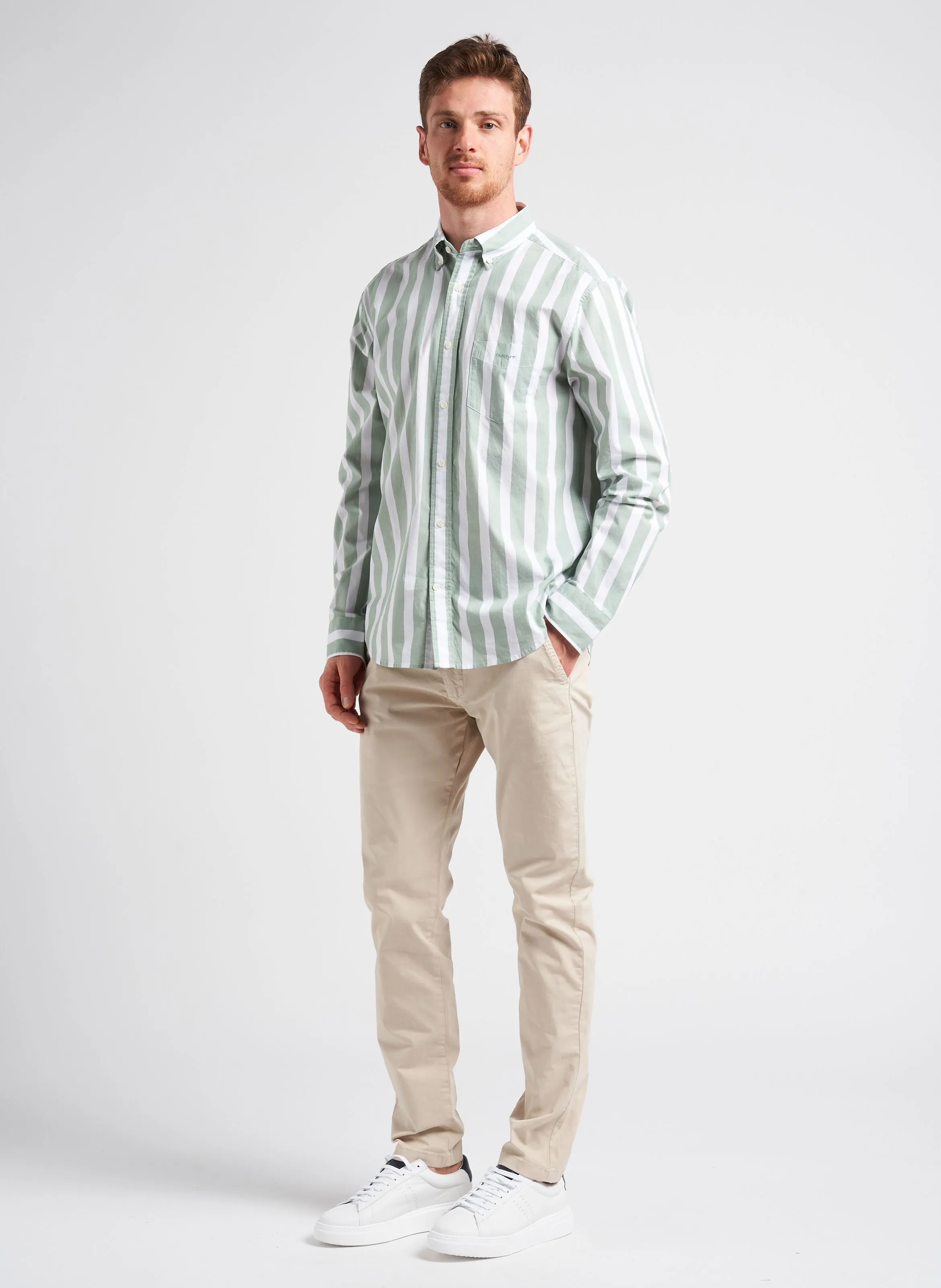 Pantalón chino regular fit de algodón elástico en beige