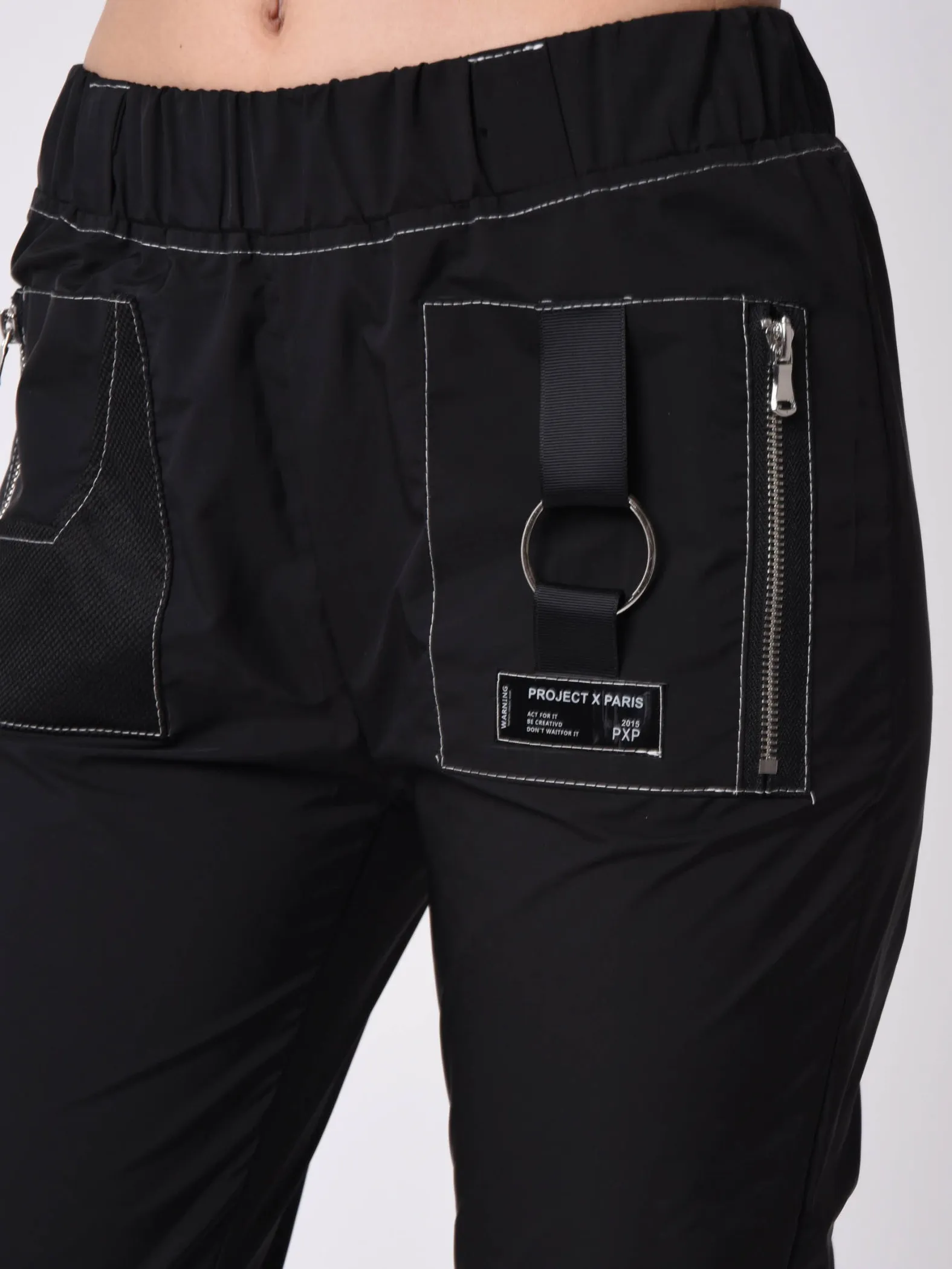 Pantalón con costuras de contraste