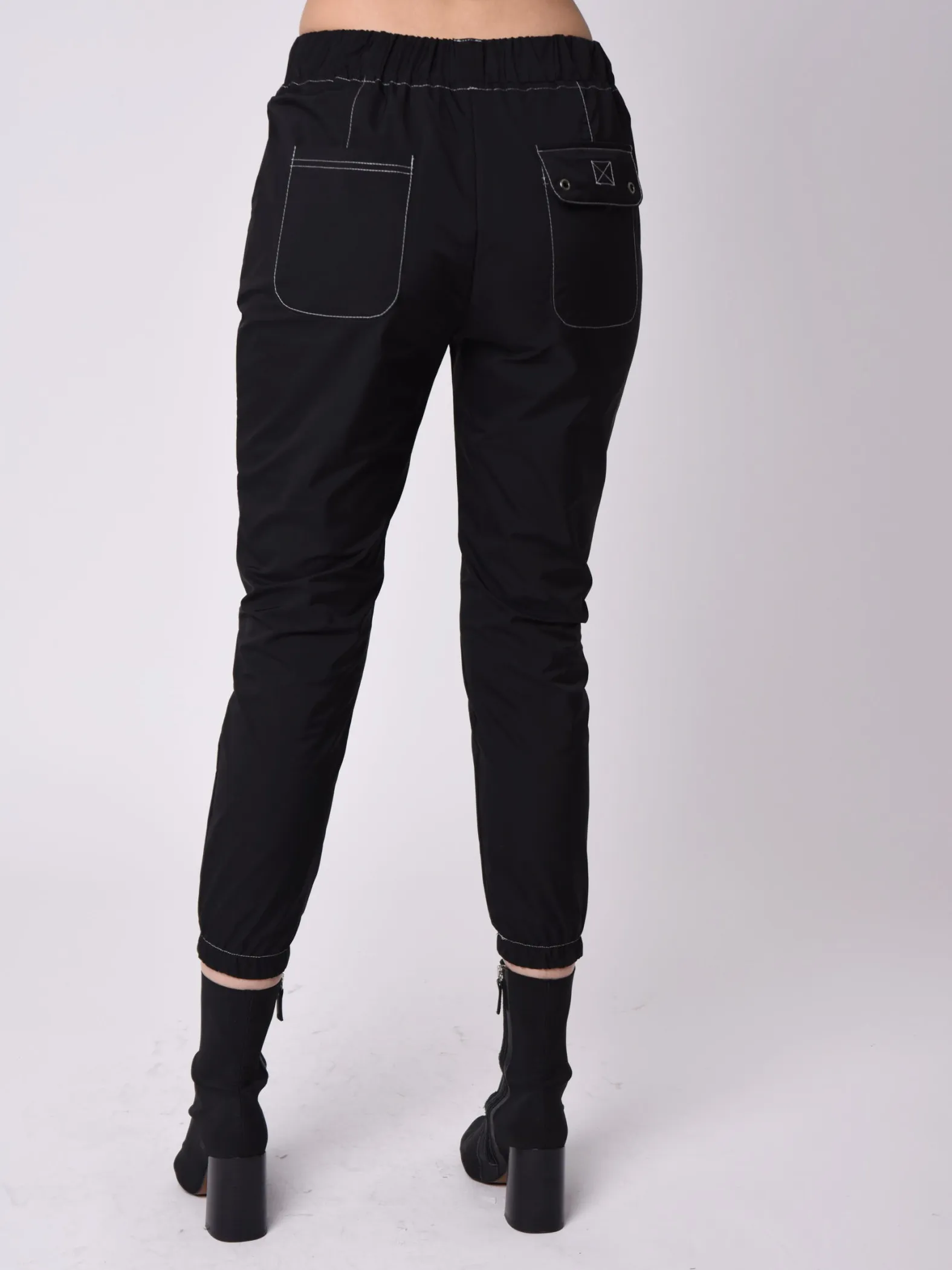 Pantalón con costuras de contraste
