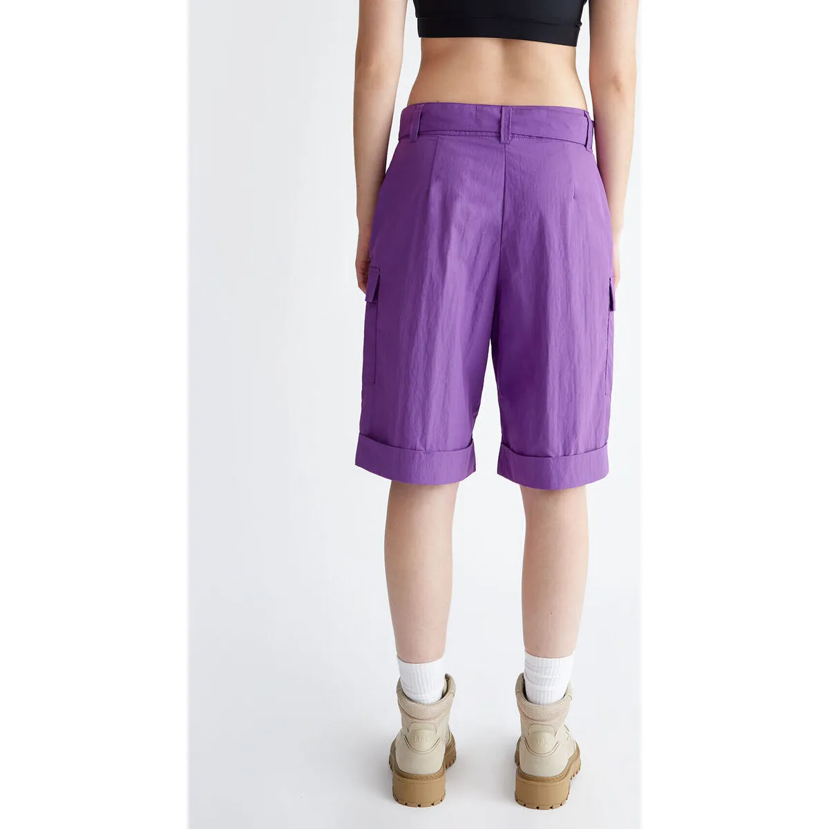 Pantalón corto de nailon con cinturón