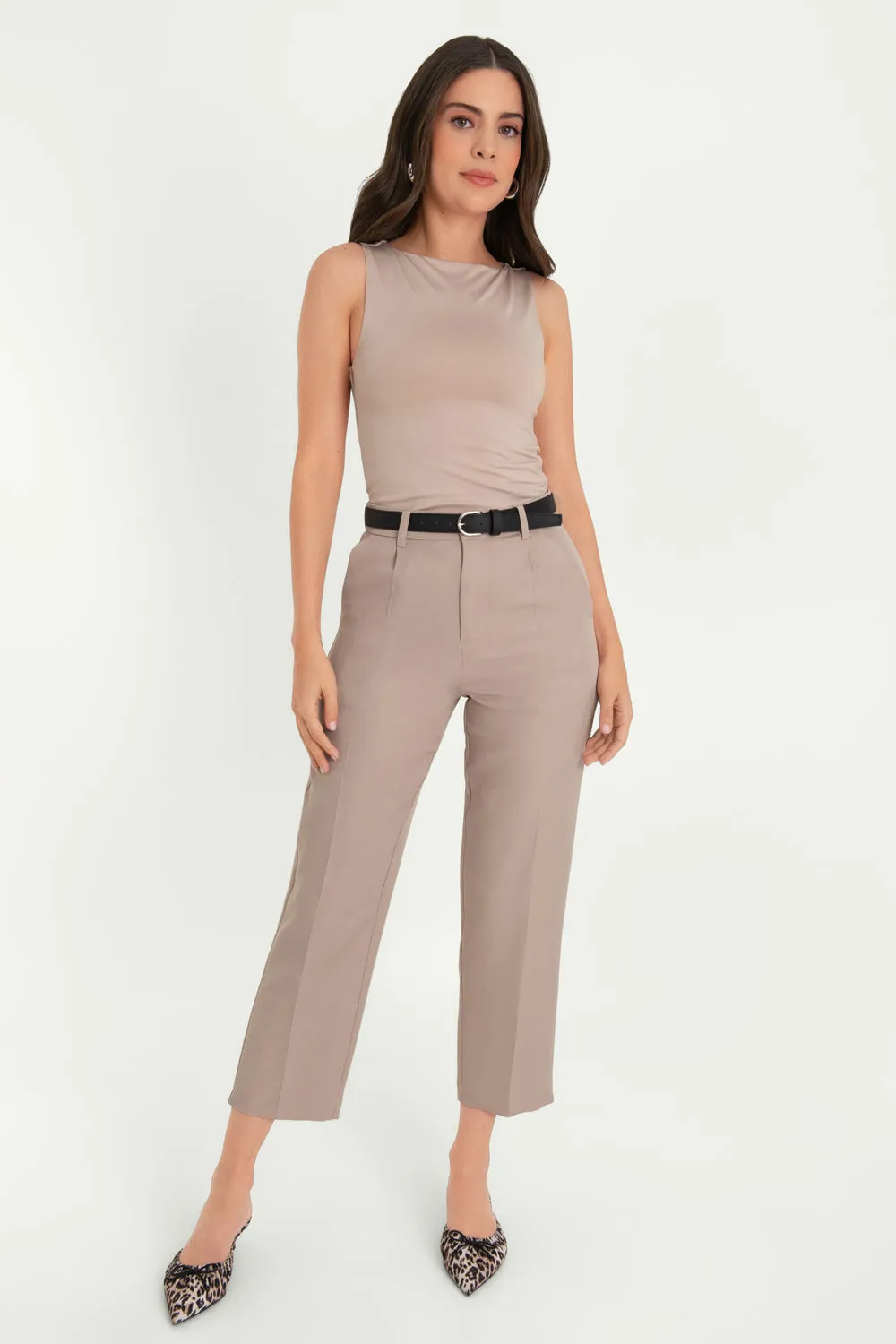 Pantalón cropped de fit recto cinturón en contraste