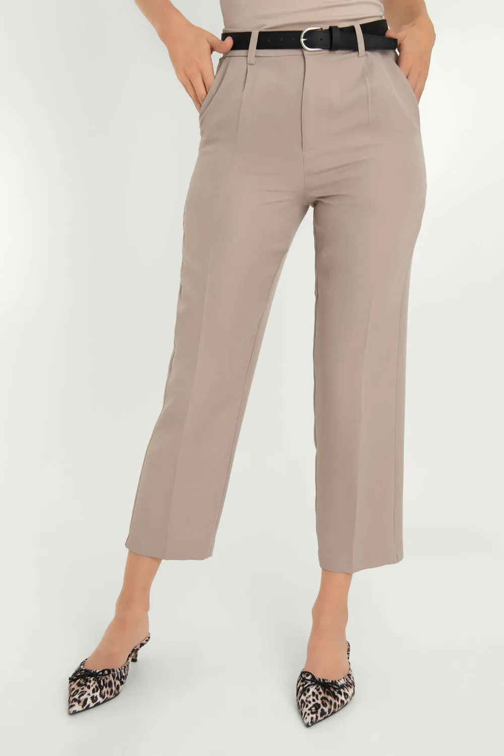 Pantalón cropped de fit recto cinturón en contraste
