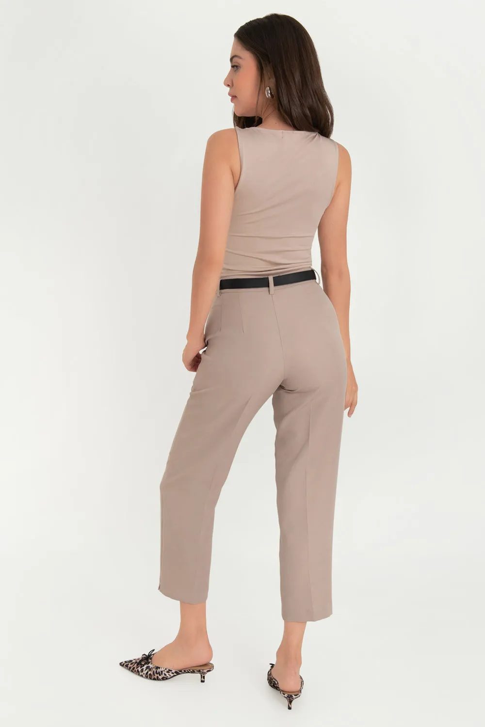 Pantalón cropped de fit recto cinturón en contraste