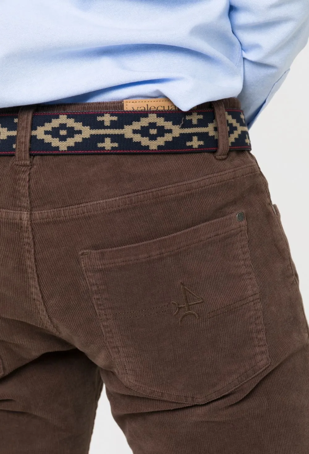 Pantalón estilo pana tailored fit marrón chocolate