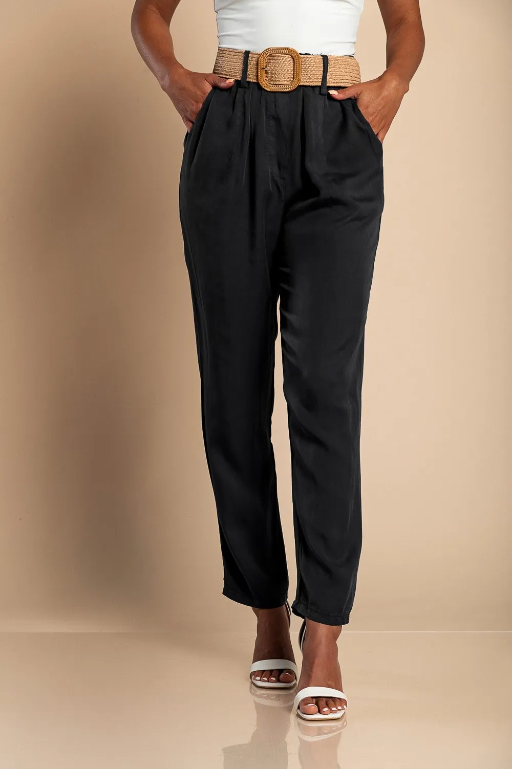 Pantalón largo con cinturón decorativo, negro