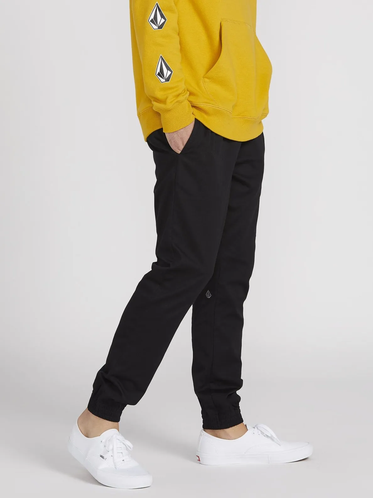 Pantalón VOLCOM corte deportivo para Hombre FRICKIN MODERN TAPERED JOGGER – BLACK Ref. A1231803 negro