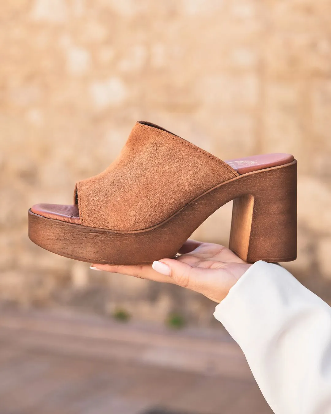 SANDALIA DE MUJER DE CUERO CON TACóN CUADRADO EN COLOR CAMEL  MJNP206