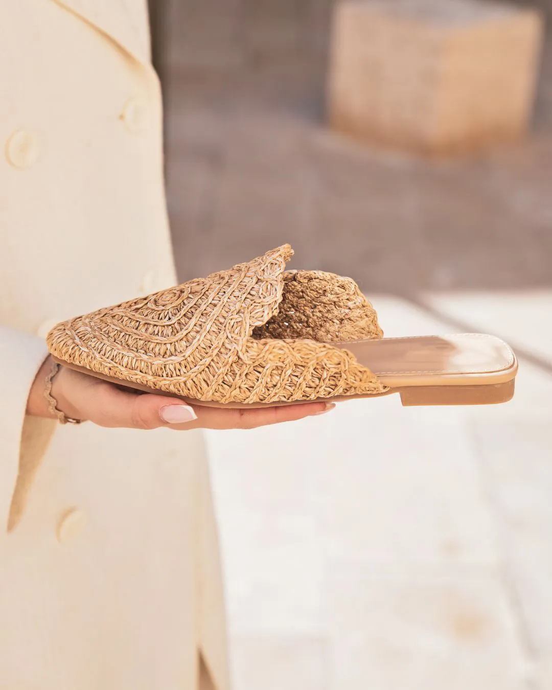 SANDALIA PLANA DE MUJER ESTILO MULE EN COLOR TOPO  MARINA