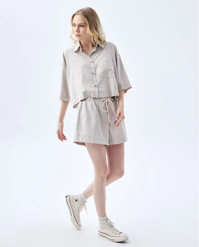 Short con bolsillos laterales para mujer