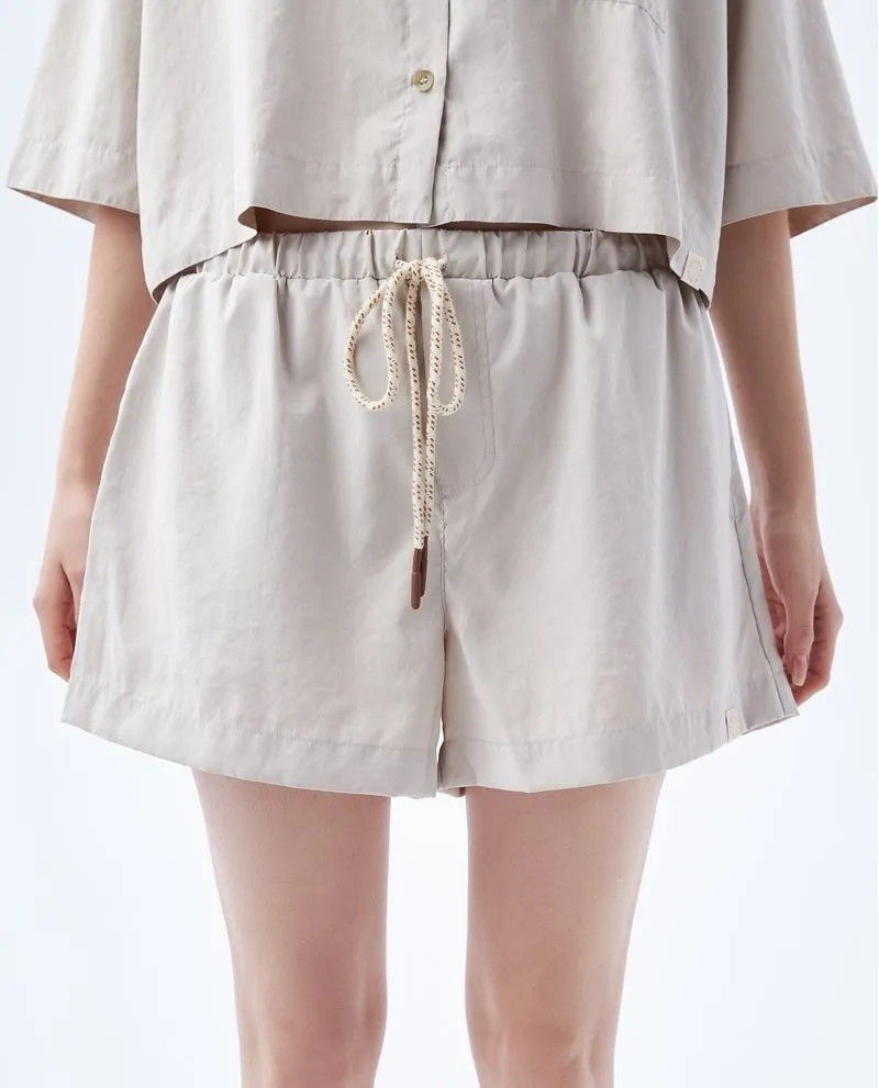 Short con bolsillos laterales para mujer
