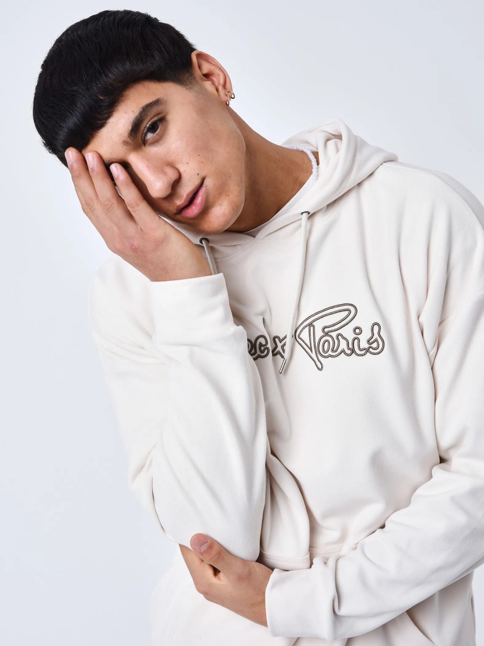 Sudadera con capucha y logo bordado