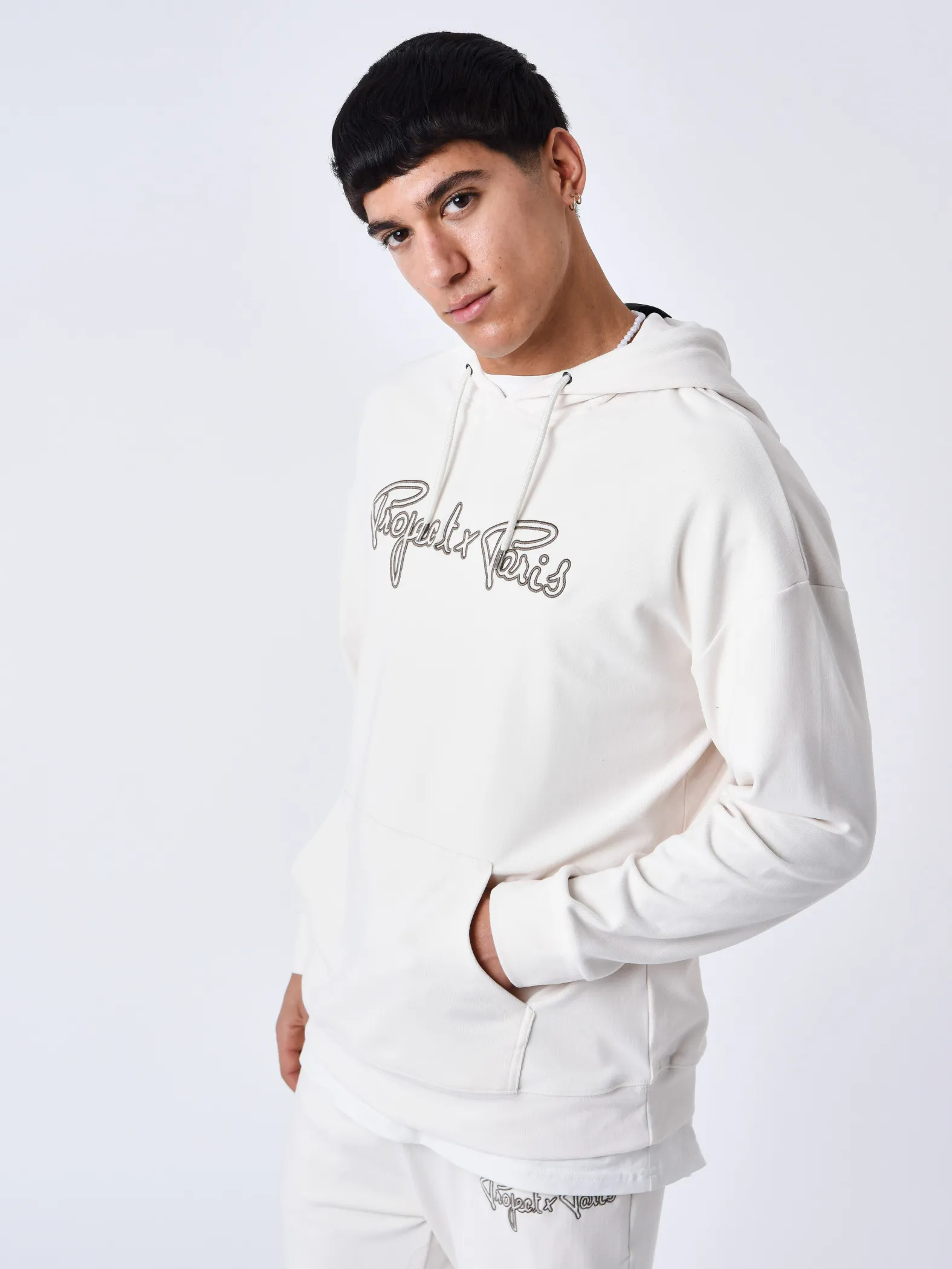 Sudadera con capucha y logo bordado