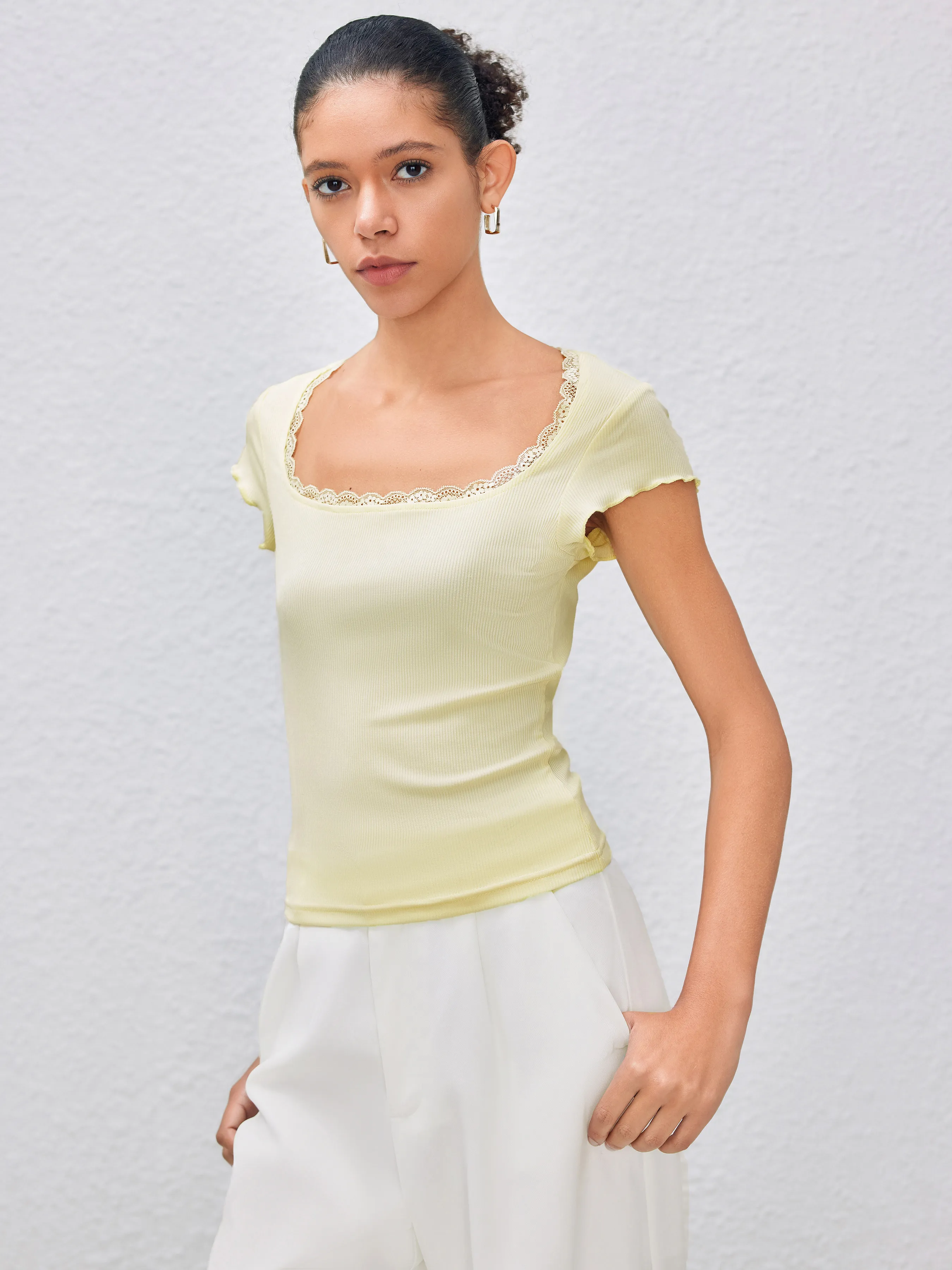 Top de manga corta con cuello redondo de encaje