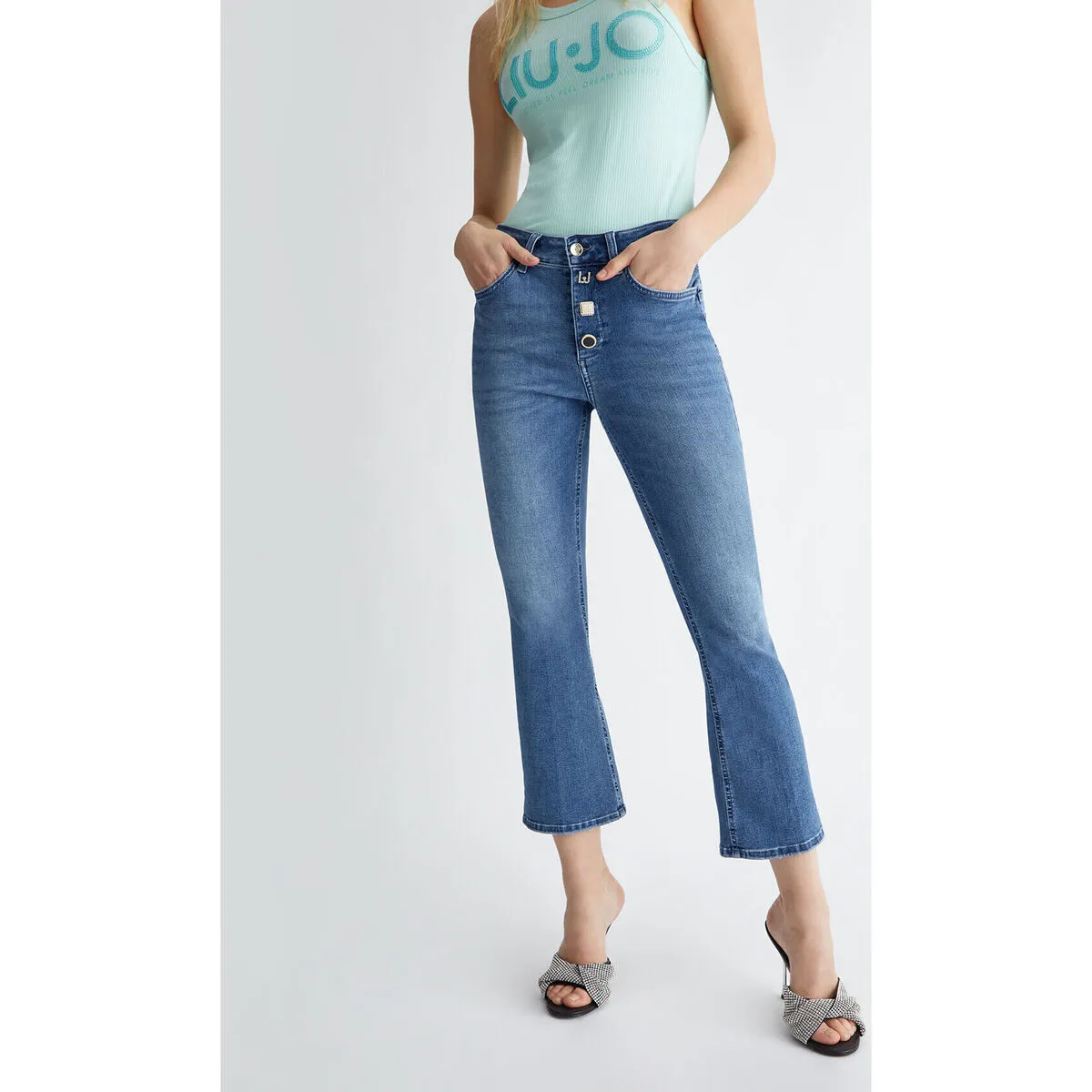 Vaqueros bootcut tobilleros con botones