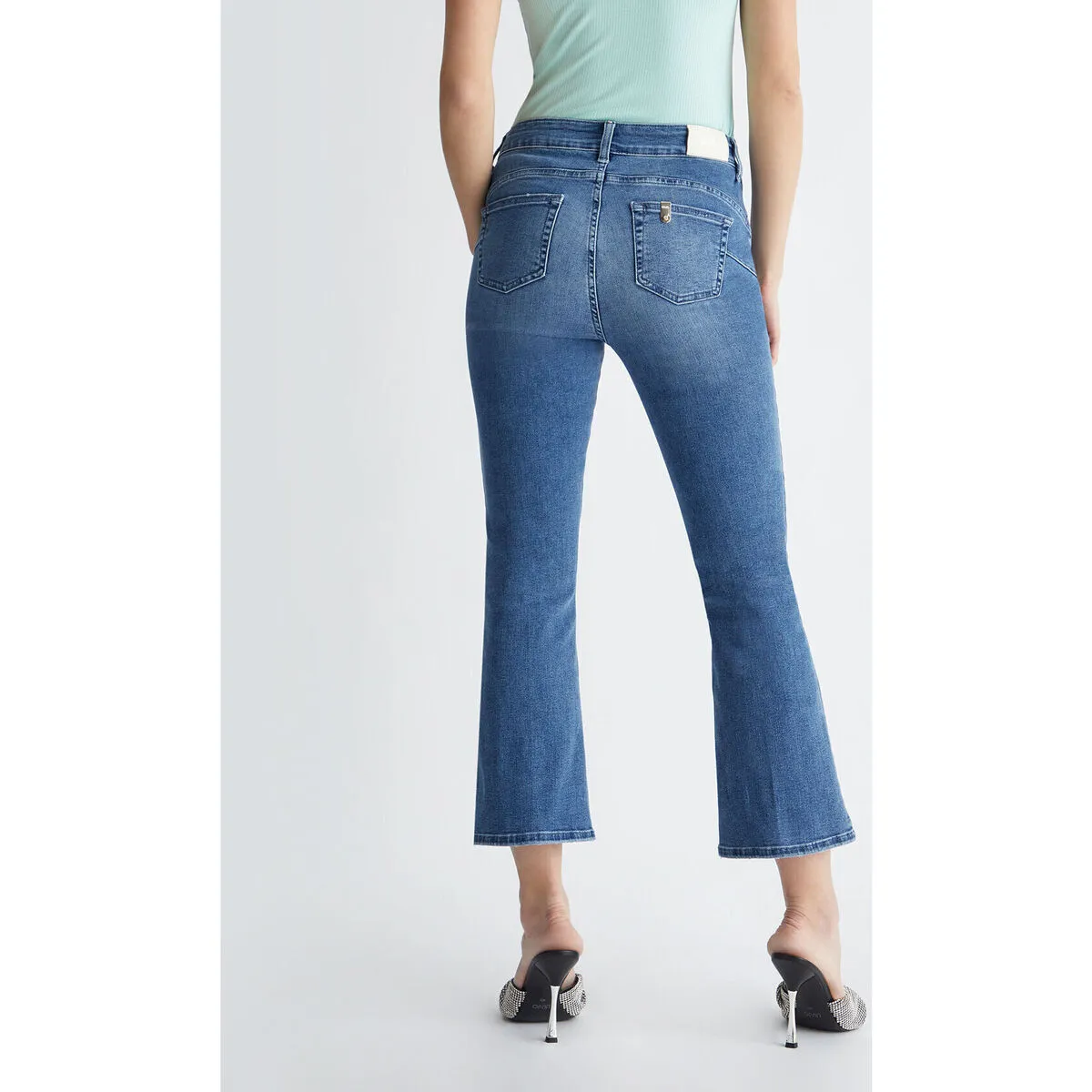 Vaqueros bootcut tobilleros con botones