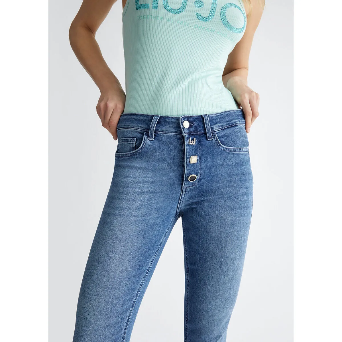 Vaqueros bootcut tobilleros con botones