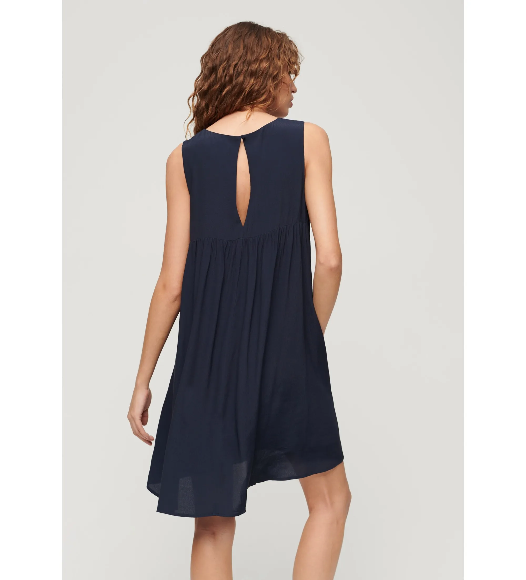 Vestido sin mangas con volumen marino