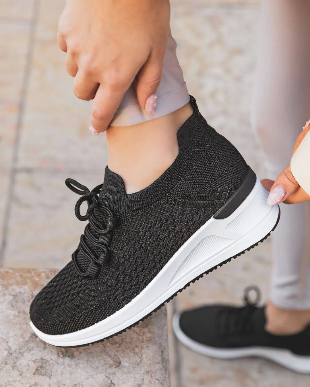 ZAPATILLAS DEPORTIVAS DE TELA NEGRA CON CORDONES PARA MUJER  BRIANA