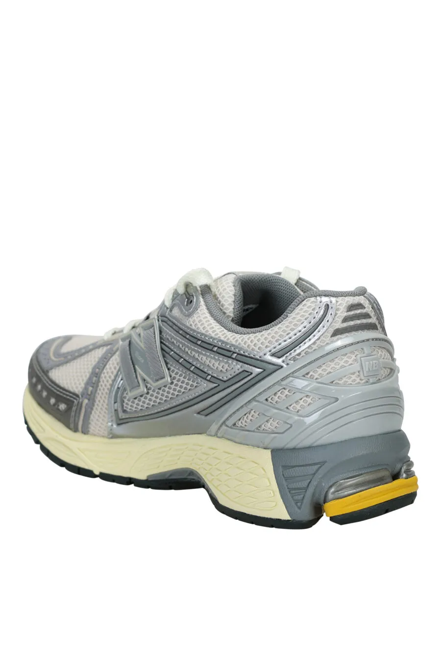 Zapatillas grises mix con detalle amarillo 