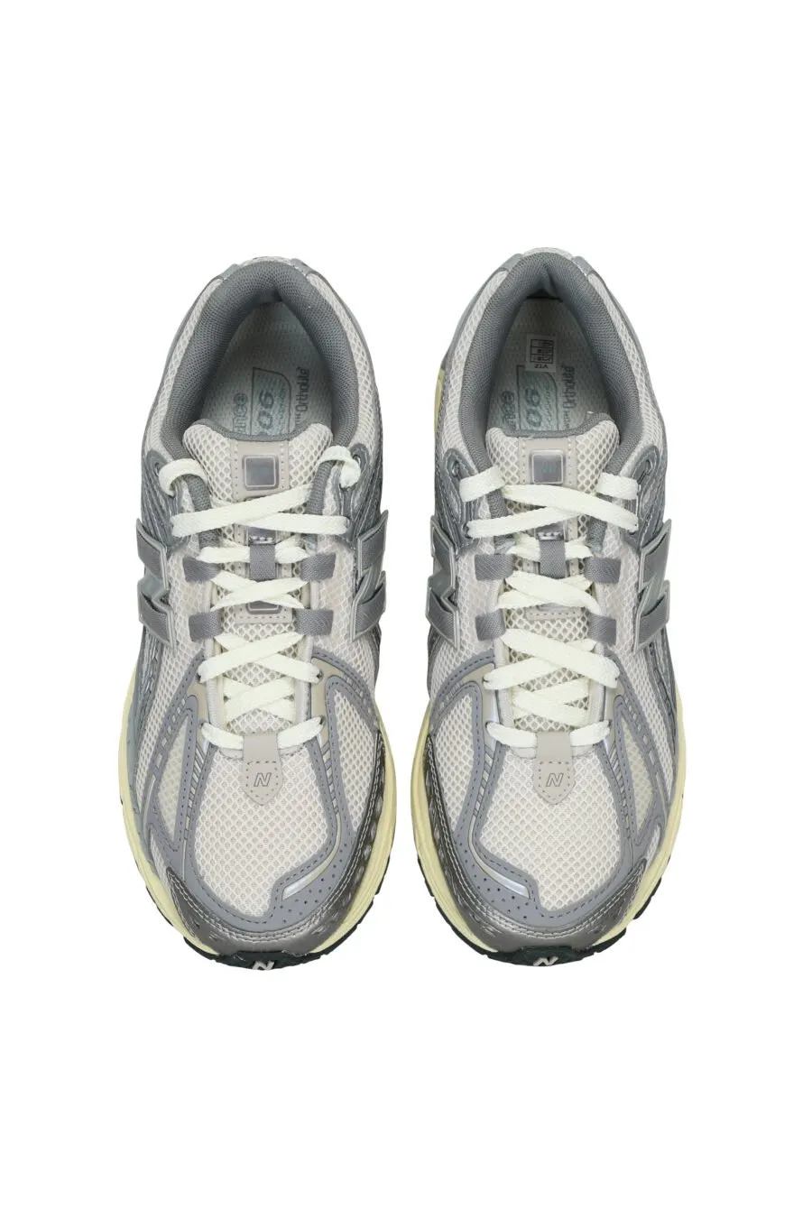 Zapatillas grises mix con detalle amarillo 