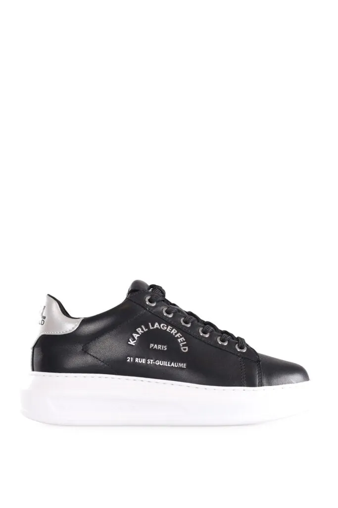 Zapatillas negras con logo plateado 