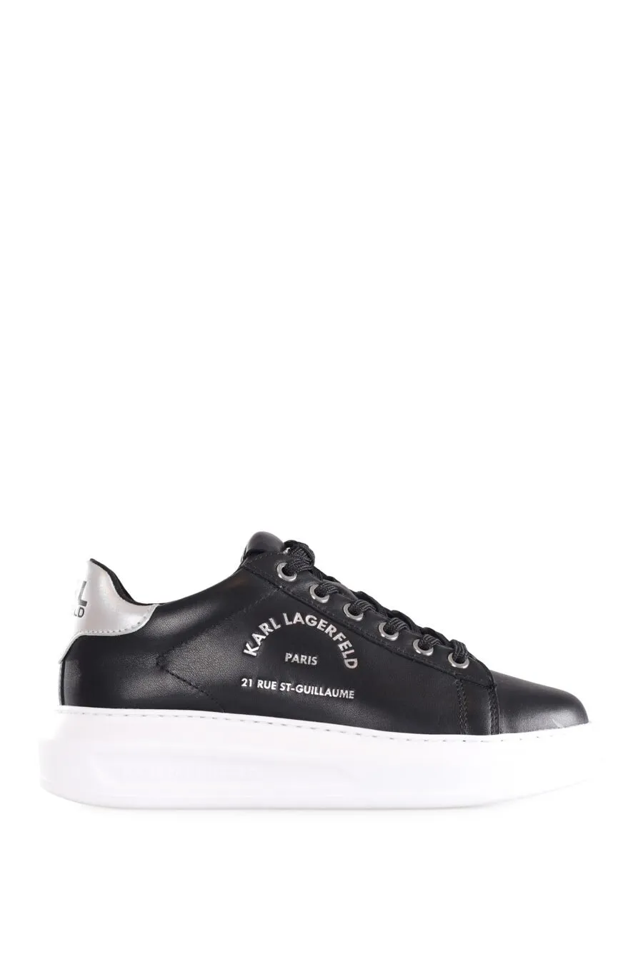 Zapatillas negras con logo plateado 