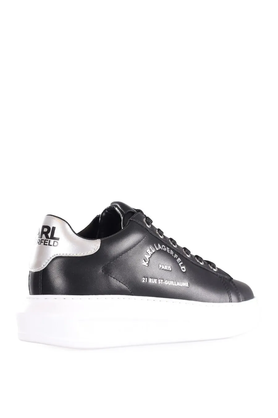 Zapatillas negras con logo plateado 
