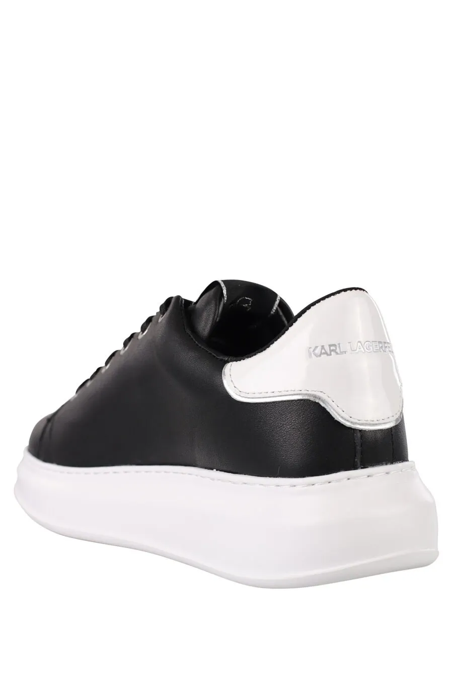 Zapatillas negras con logo plateado 