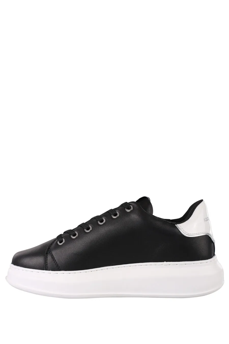 Zapatillas negras con logo plateado 