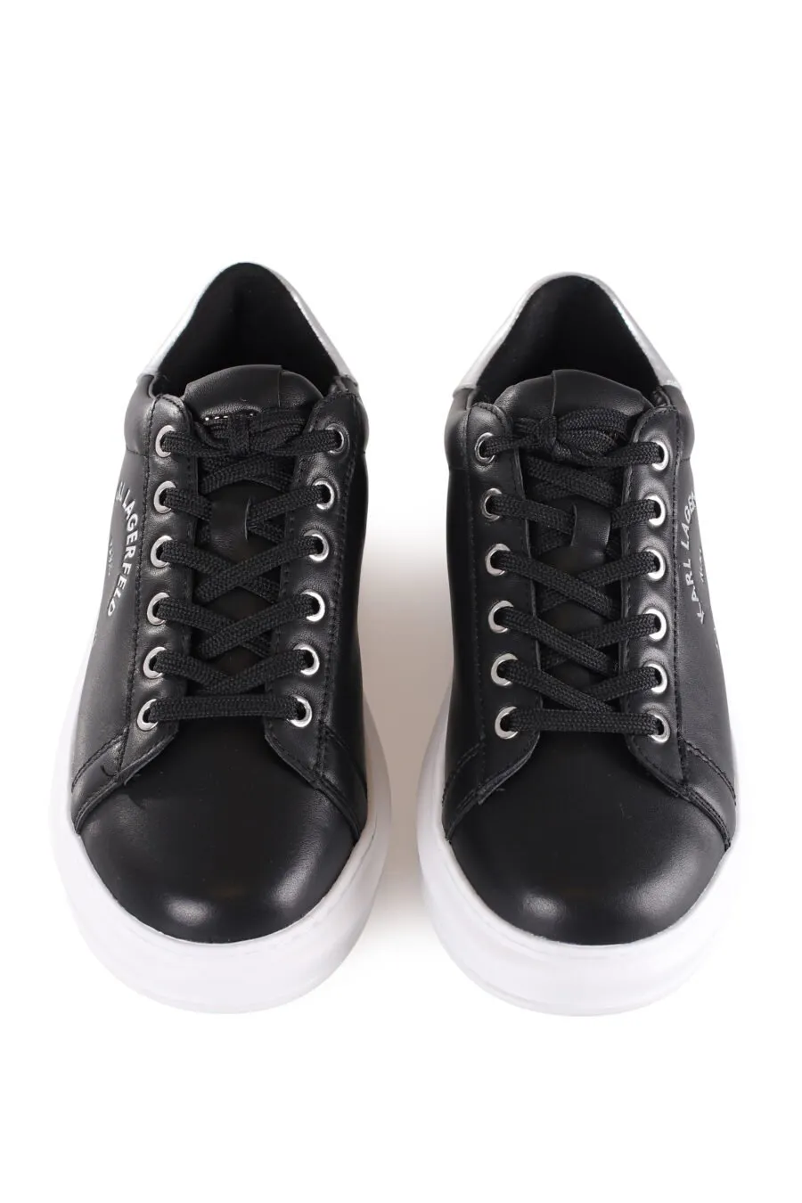 Zapatillas negras con logo plateado 