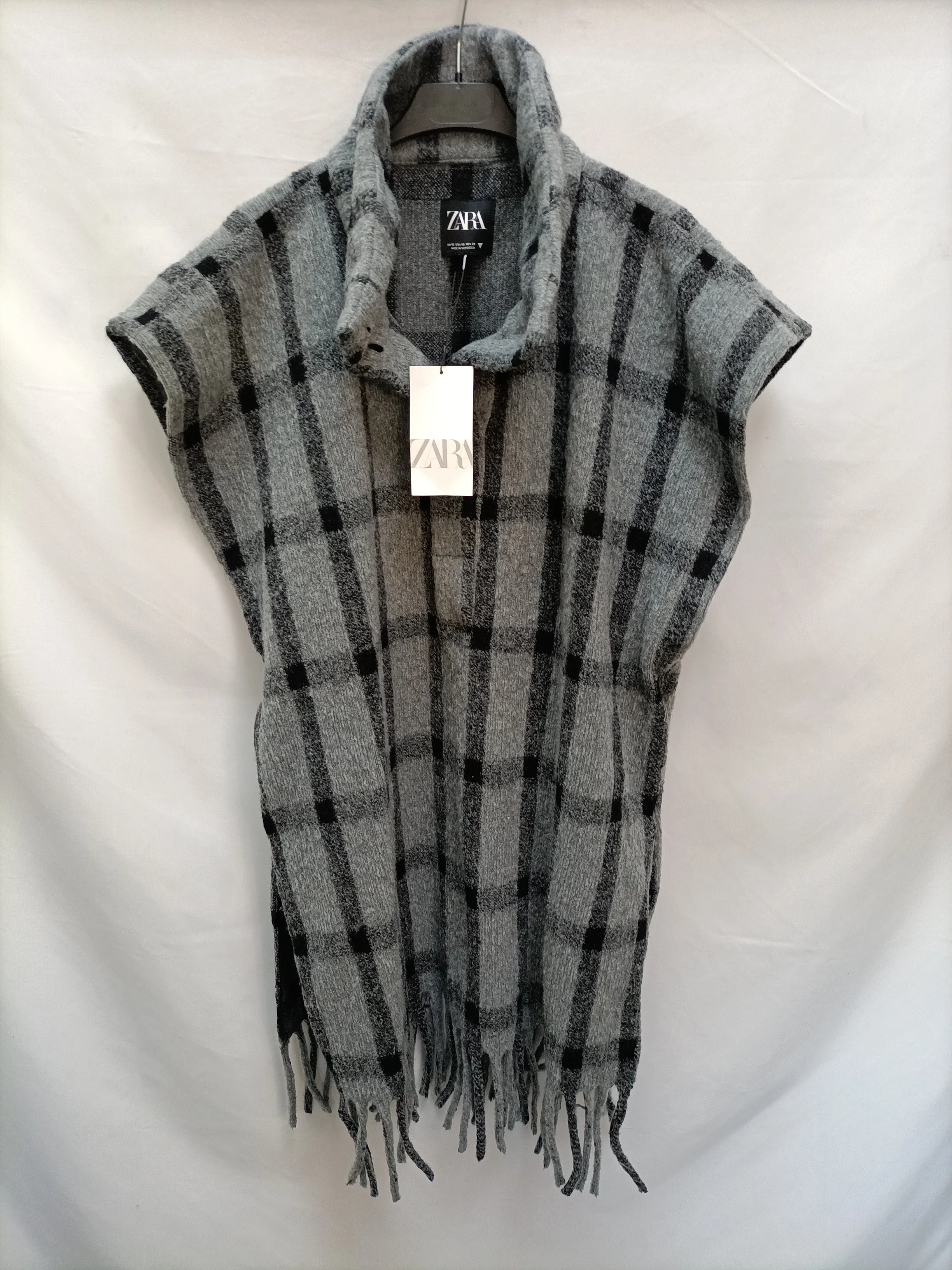 ZARA. Poncho gris cuadros T.xs