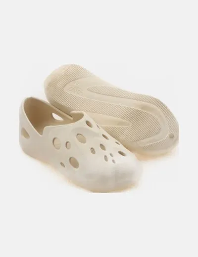 Zara Zapato beige goma troquelado